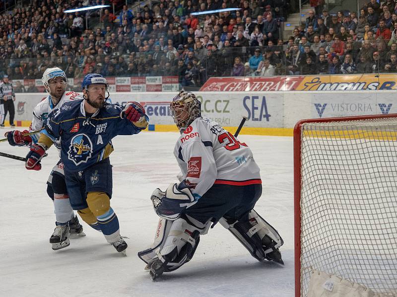 Kladno porazilo Piráty 2:1 dvěma góly z hokejky Jaromíra Jágra. Petr Vampola před Petersem