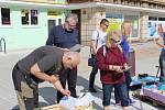 Sousedský piknik přilákal desítky lidí, k ochutnání byla na náměstí Jana Masaryka spousta dobrot.