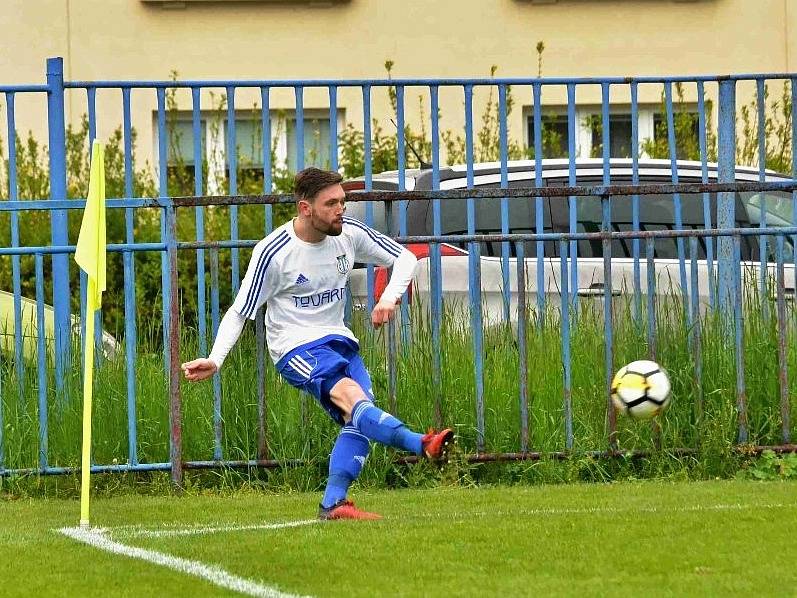 Krajský přebor: Slaný (v bílém) přejelo doma Hvozdnici 6:1.