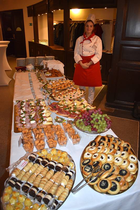 Výtečný raut pro hosty připravil Catering Grand společně s žáky Středního odborného učiliště Slaný.