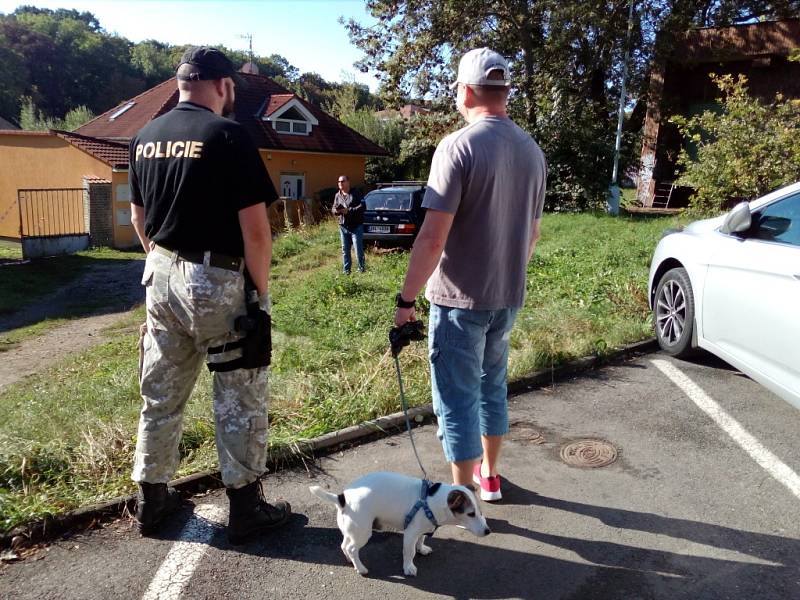 Dohašování požáru budovy bývalého mlýna ve Slaném