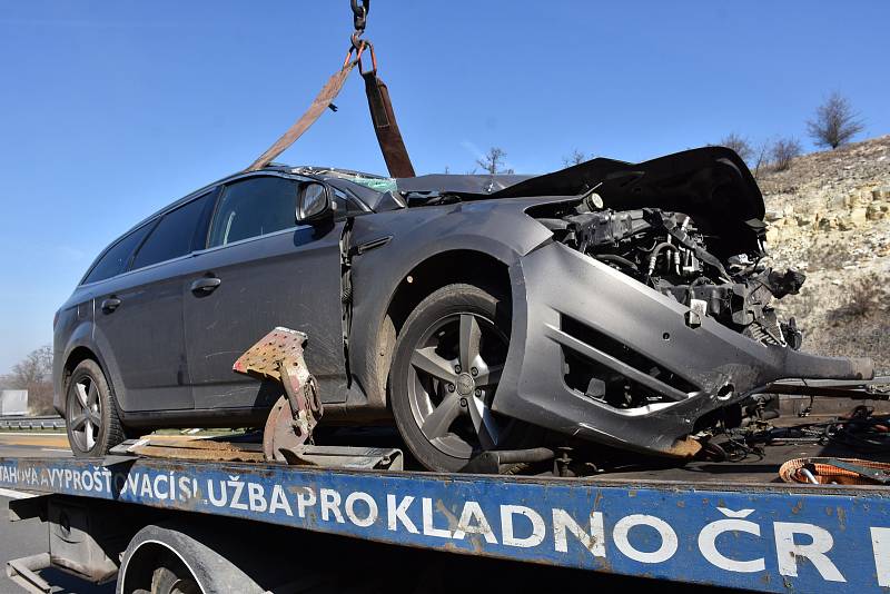 Na dálnici D7 se srazilo osobní auto s nákladním. Řidiče vyprošťovali hasiči.