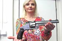 Vrchní inspektor policie z kladenského odboru služby pro zbraně a bezpečnostní materiál Iva Šperňáková drží v ruce revolver odevzdaný při nedávné zbraňové amnestii. Pochází z carského Ruska, vyroben byl v roce 1910. 