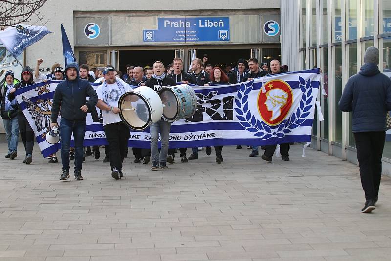 Fanoušci Kladna vyrazili na Spartu, tady vystupují v Libni.