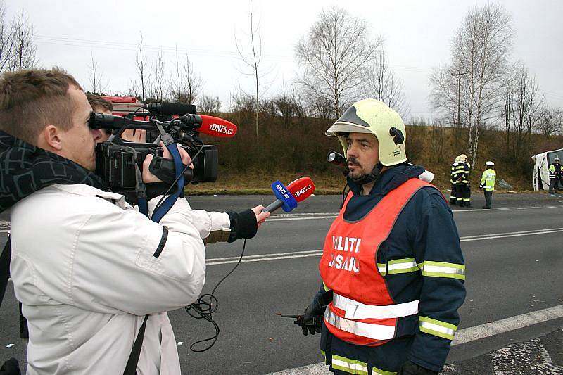 Tragická nehoda autobusu při níž zemřel řidič se stala 28. prosince 2011 dopoledne na silnici I/7 u Slaného (na úrovni obce Kutrovice)