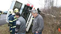 Tragická nehoda autobusu při níž zemřel řidič se stala 28. prosince 2011 dopoledne na silnici I/7 u Slaného (na úrovni obce Kutrovice)