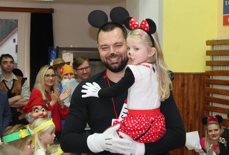 Maškarní merenda s Bárou Ladrovou a jejími plyšovými kamarády v lánské sokolovně.