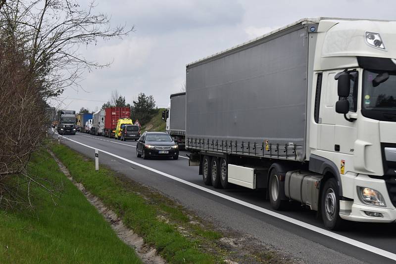 Na rychlostní silnici u Slaného si postojíte v kolonách a stejně tak ve městě, kde probíhají rovněž opravy komunikací.