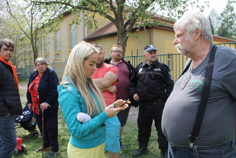 Lidé z vyhořelé ubytovny na ulici nepůjdou. Vedení města hledá řešení.