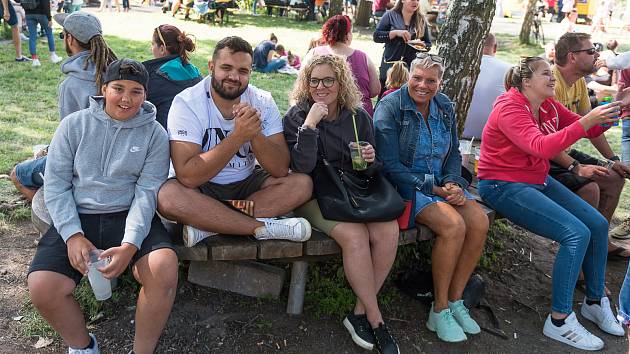 Historicky 1. ročník street food festivalu Velvary na talíři přivedl v sobotu do velvarského Učka v areálu Malovarského rybníku mistry světové gastronomie.