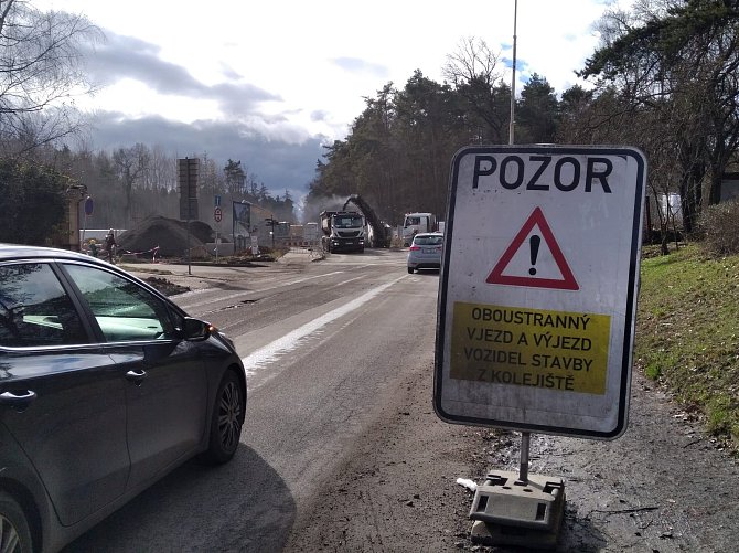 Silnice z Velké Dobré na Kladno je uzavřena. Řidiči musí volit objízdné trasy.