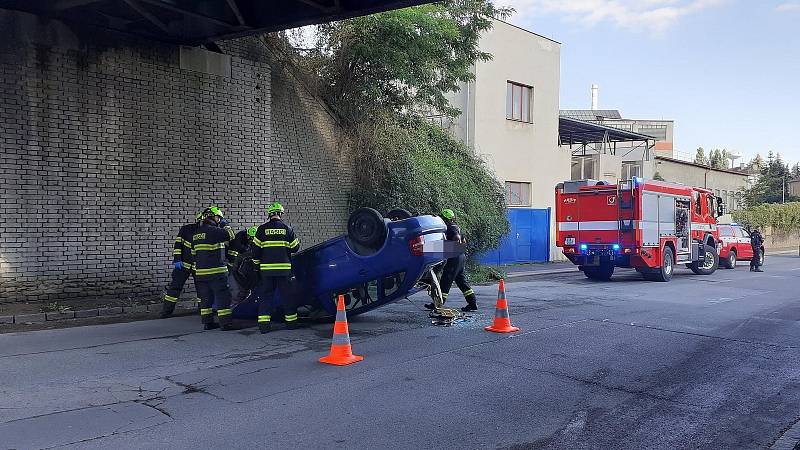 V Kladně naboural řidič škodovky do mostu, auto se převrátilo na střechu.