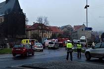 U kruhového objezdu ve Slaném srazilo auto starší ženu, řidič ujel.