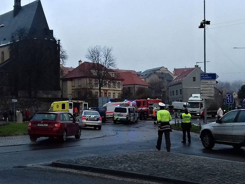 U kruhového objezdu ve Slaném srazilo auto starší ženu, řidič ujel.