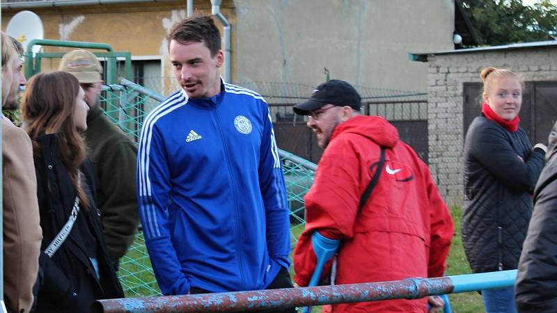Béčko SK Kladno (v modrém) nedalo v A třídě v Unhošti šanci Novému Strašecí a vyhrálo 9:0. Dominik Šíma se vrátil po zranění.