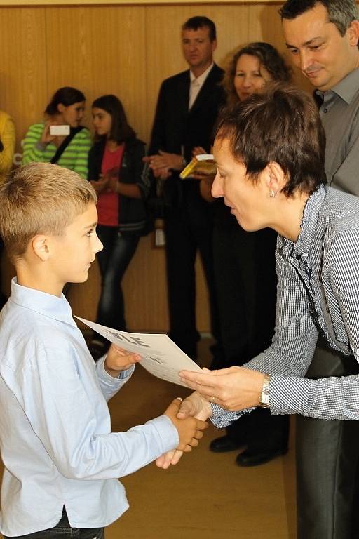 Předávání certifikátu dětem ve Smečně