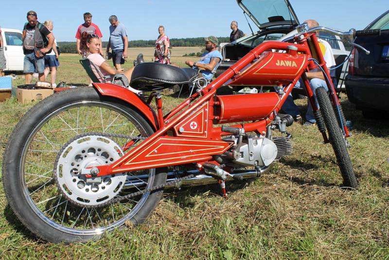 Letní srpnová moto burza na letišti ve Velké Dobré.