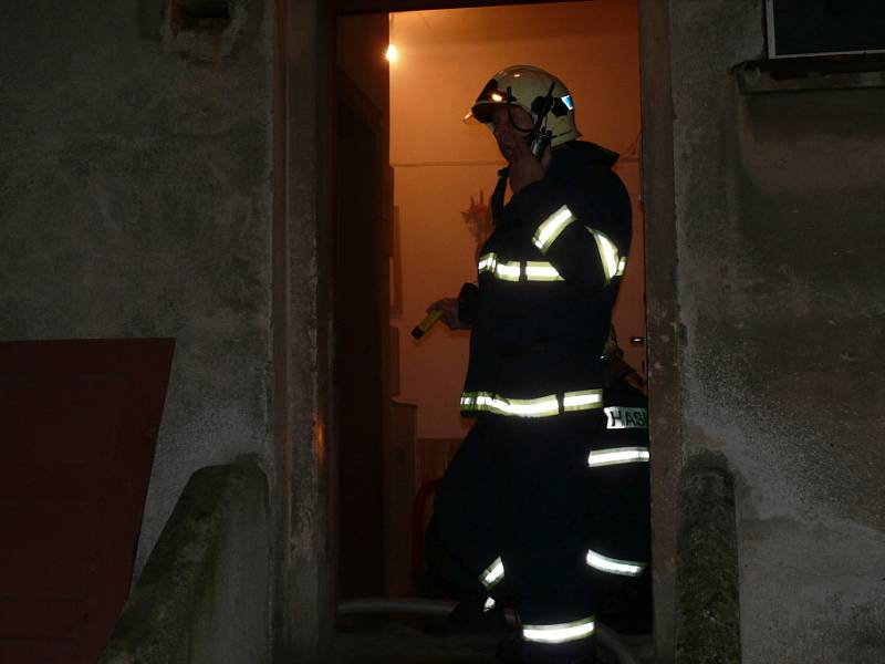 Požár ve sklepě rodinného domu v Jenči byl středočeským hasičům oznámen v pondělí krátce po třiadvacáté hodině.