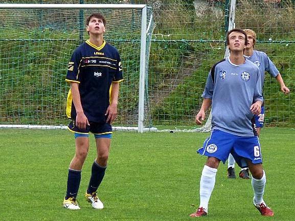 Kladenský dorost U17 (ve světle modrém) doma přejel Rokycany 5:0