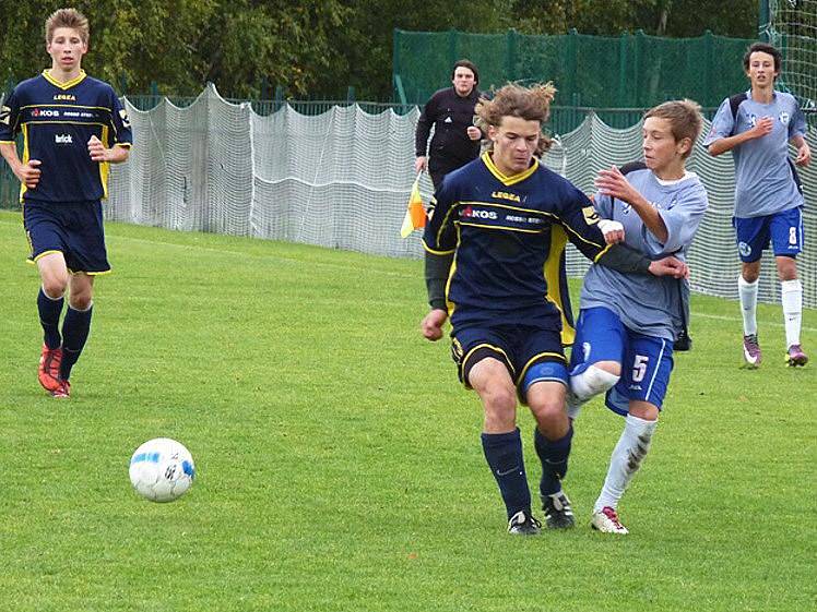 Kladenský dorost U17 (ve světle modrém) doma přejel Rokycany 5:0