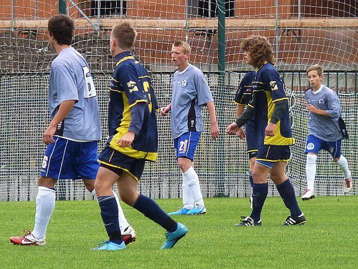 Kladenský dorost U17 (ve světle modrém) doma přejel Rokycany 5:0