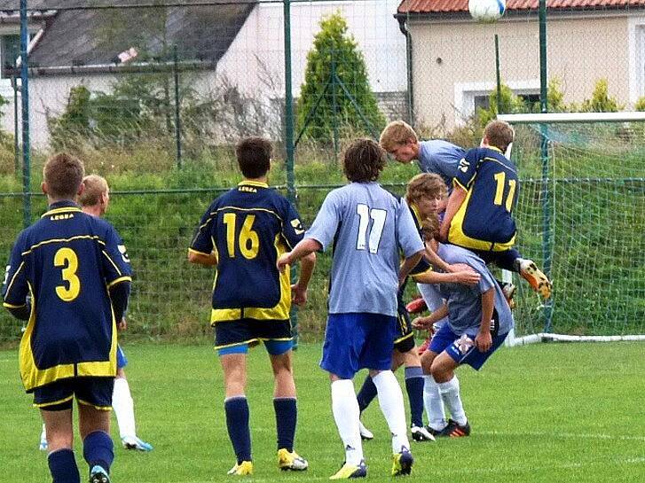 Kladenský dorost U17 (ve světle modrém) doma přejel Rokycany 5:0