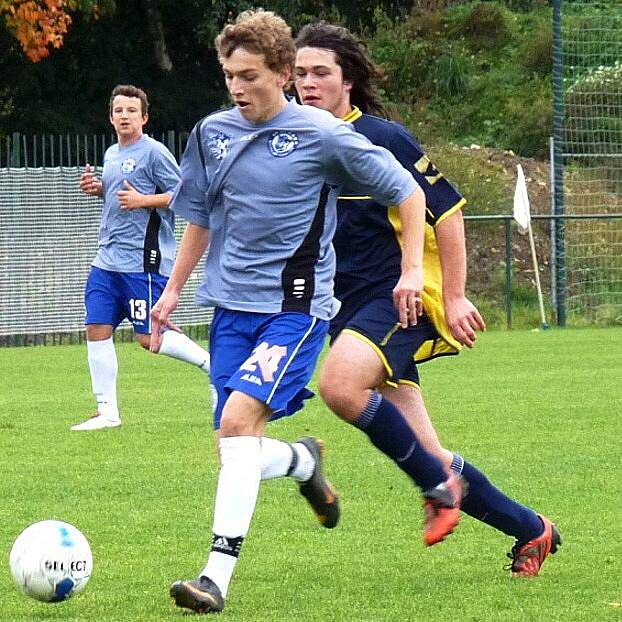 Kladenský dorost U17 (ve světle modrém) doma přejel Rokycany 5:0