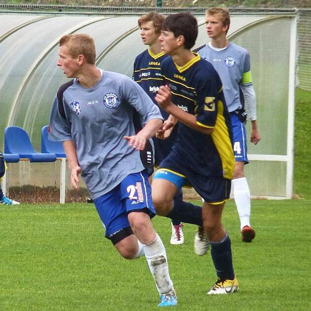 Kladenský dorost U17 (ve světle modrém) doma přejel Rokycany 5:0