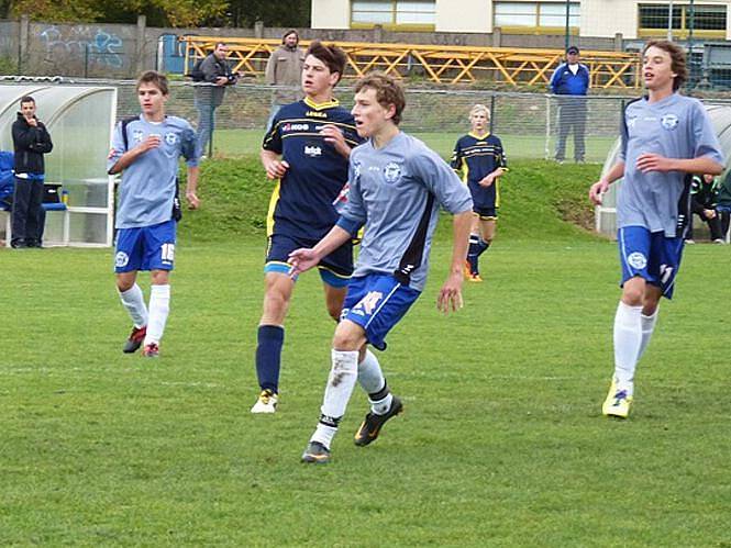 Kladenský dorost U17 (ve světle modrém) doma přejel Rokycany 5:0