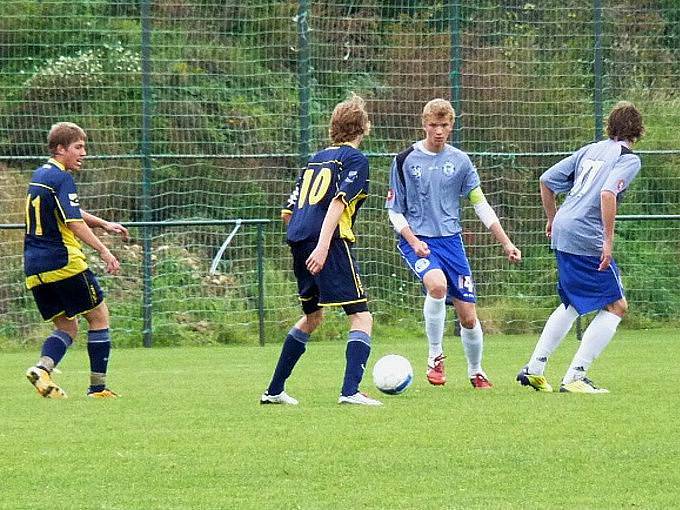 Kladenský dorost U17 (ve světle modrém) doma přejel Rokycany 5:0