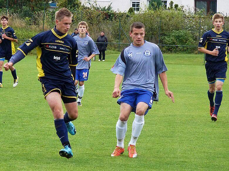 Kladenský dorost U17 (ve světle modrém) doma přejel Rokycany 5:0