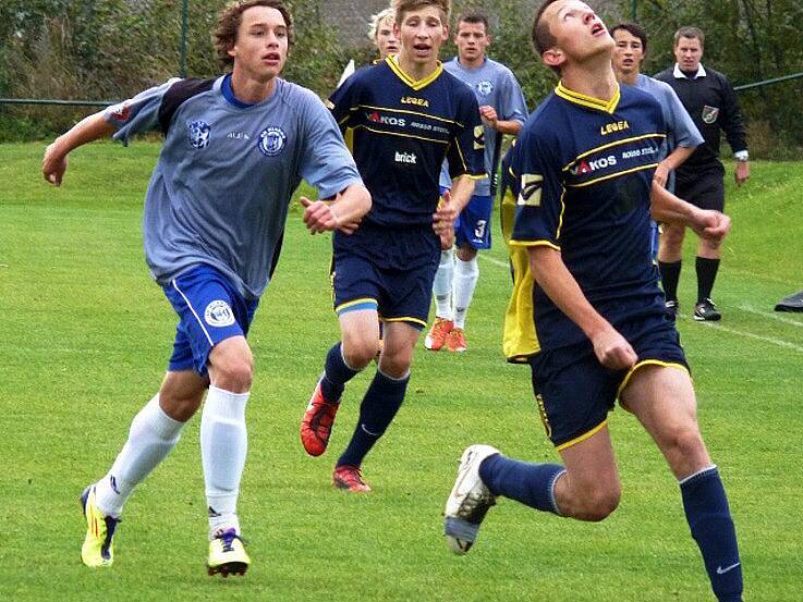 Kladenský dorost U17 (ve světle modrém) doma přejel Rokycany 5:0