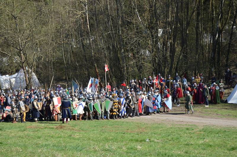 Na louce u Libušína se v sobotu rozhořela středověká bitva.