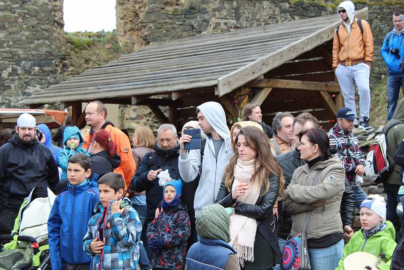 Velikonoční rytířskou slavnost nezhatilo ani aprílové počasí, návštěvníci si akci užili.