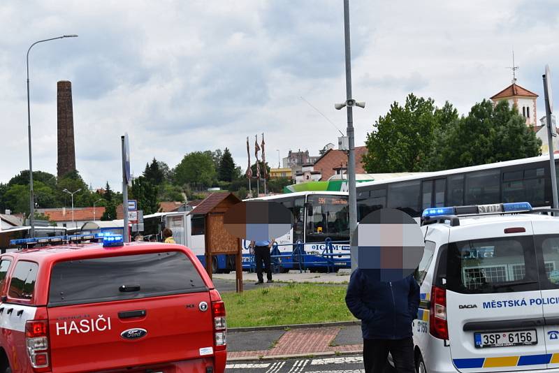 Autobus ve Slaném smetl zastávku, jeden chlapec zemřel.