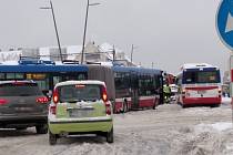 Dopravní kolaps pondělí na náměstí Svobody v Kladně.