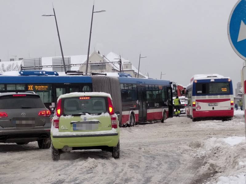 Dopravní kolaps pondělí na náměstí Svobody v Kladně.
