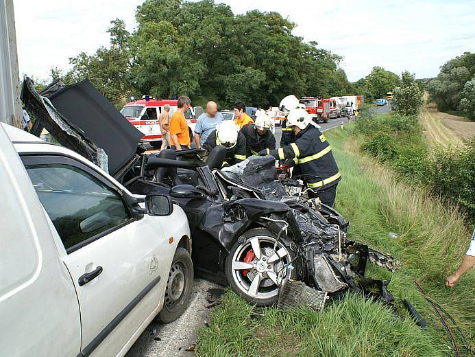 Hasiči likvidovali následky vážné dopravní nehody několik hodin