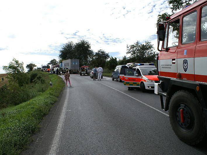 Hasiči likvidovali následky vážné dopravní nehody několik hodin