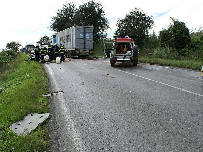 Hasiči likvidovali následky vážné dopravní nehody několik hodin