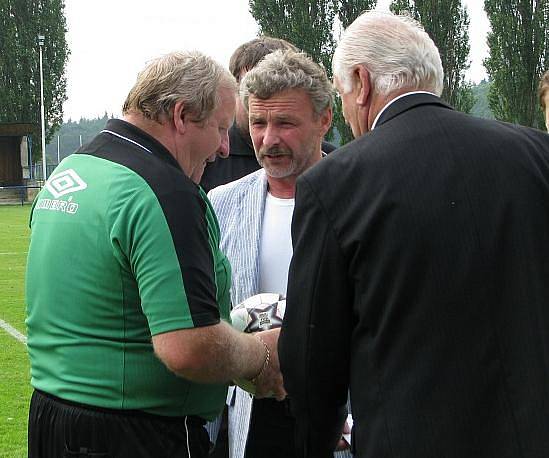 Rozhodčí Miroslav Maurer (vlevo) při oslavách 90. let doberské kopané s předsedou Čechie Vladimírem Dufkem.