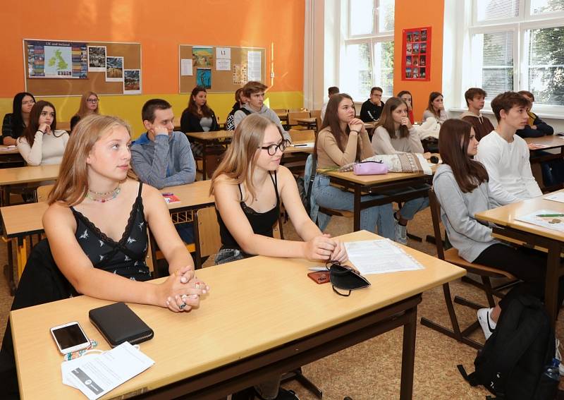 Kladenská střední škola byla sloučena se zrušenou zemědělkou ve Středoklukách. Ředitel Paták přivítal 1. září 2021 i tamní studenty.