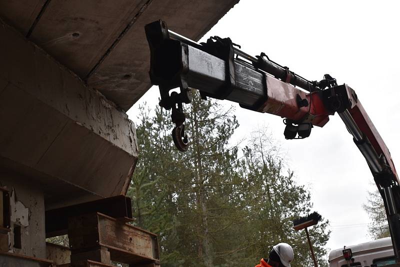 Zpevňování tělesa mostu v Netovicích pod silnicí I/7.