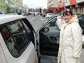 Soutěžící Yvona Tučková nasedá do auta Kladenského deníku