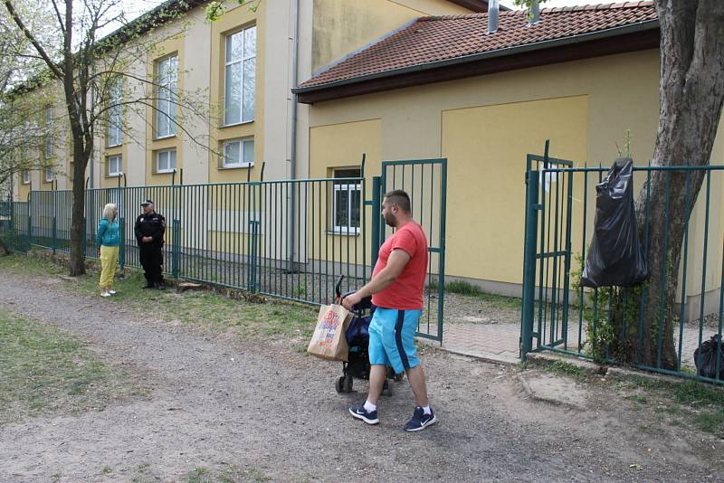 Lidé z vyhořelé ubytovny na ulici nepůjdou. Vedení města hledá řešení.