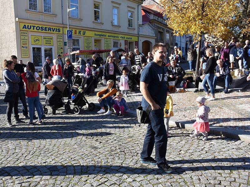 Výtěžek z dobrovolného vstupného jde na pomoc lidem s mentálním postižením.