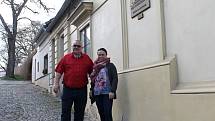 Alena Šandová a Martin Doupovec před rodným domem Olgy Scheinpflugové ve Slaném.