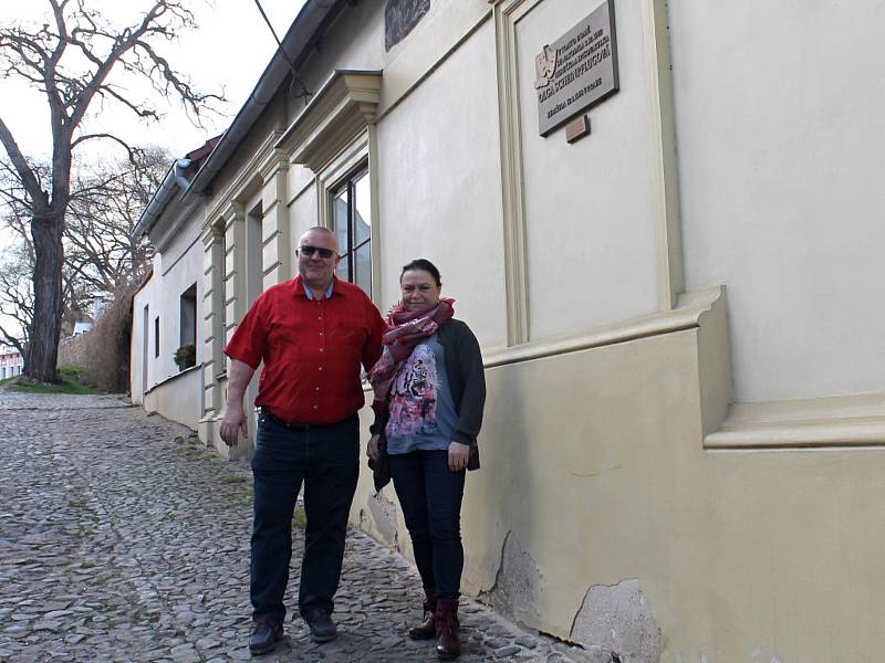 Alena Šandová a Martin Doupovec před rodným domem Olgy Scheinpflugové ve Slaném.