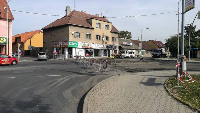 Řidiči, pozor! Křižovatka v Kladně u Baumaxu je uzavřena, stejně jako silnice ve Švermově.