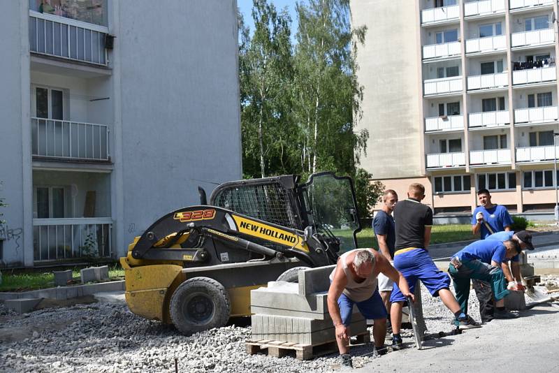 V kročehlavském sídlišti jedou naplno zemní stroje, dělníci budují nová parkovací místa. Přibude zeleň i lavičky.